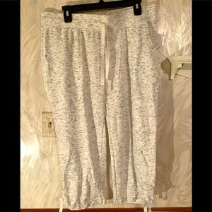 Women capris white and black